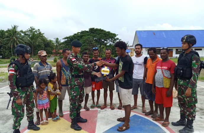 Peduli Prestasi Desa Binaan, Satgas Raider 300 Berikan Bantuan Bola Volly