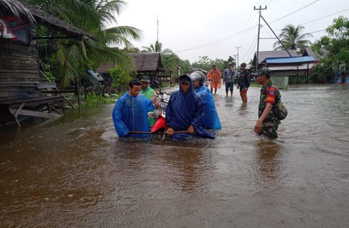 Cepat Tanggap Anggota Koramil Paloh Bantu Warga Dampak Banjir