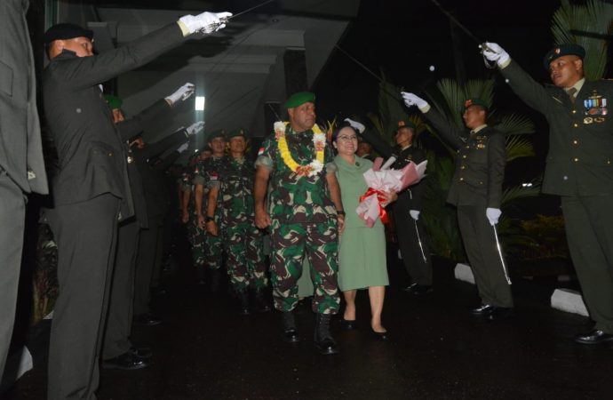 Pangdam XII/Tpr Pimpin Tradisi Pelepasan Mayjen TNI Herman Asaribab