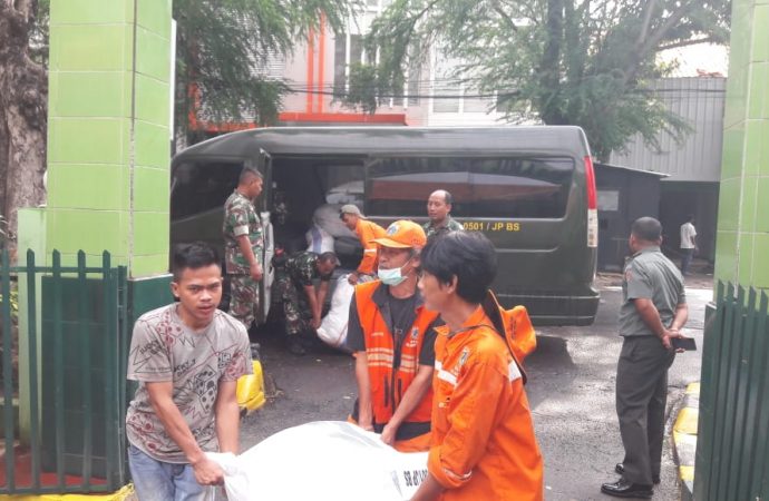 Kodim 0501/ Jakarta Pusat BS Serahkan Bantuan Pakaian Layak Pakai Bagi Pengungsi