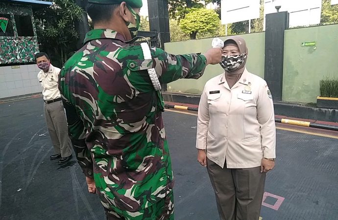 Provost Kodim Jakarta Barat Laksanakan PDMPK Di Makodim 0503/JB Cek Suhu Tubuh Setiap Orang Yang Datang