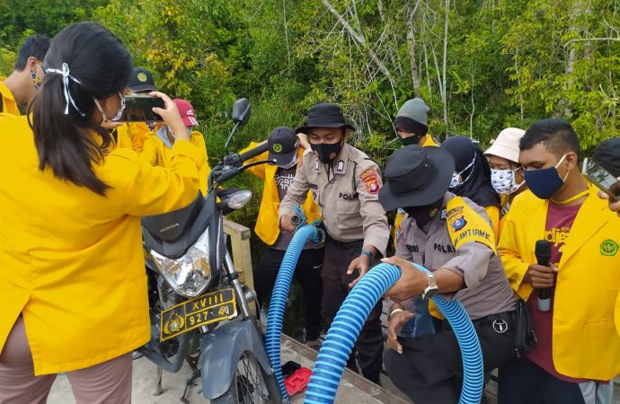 Bhabinkamtibmas Dan Kanit Sabhara Polsek Kahayan Tengah Mengenalkan Mesin Siput Fuboru Kepada Mahasiswa KKN