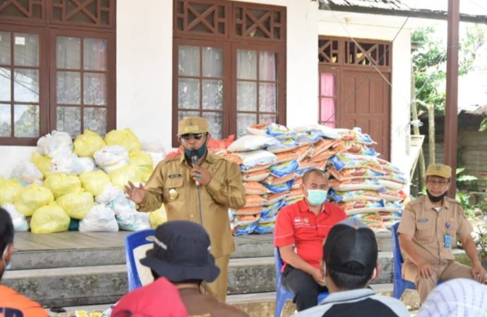 Wagub Habib Ismail Serahkan Bantuan Untuk Korban Kebakaran di Desa Pujon