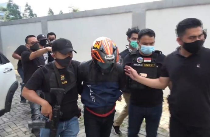 Satuan Reserse Narkoba Polres Metro Jakarta Barat menangkap kakak beradik pemilik tiga paket besar narkotika jenis sabu