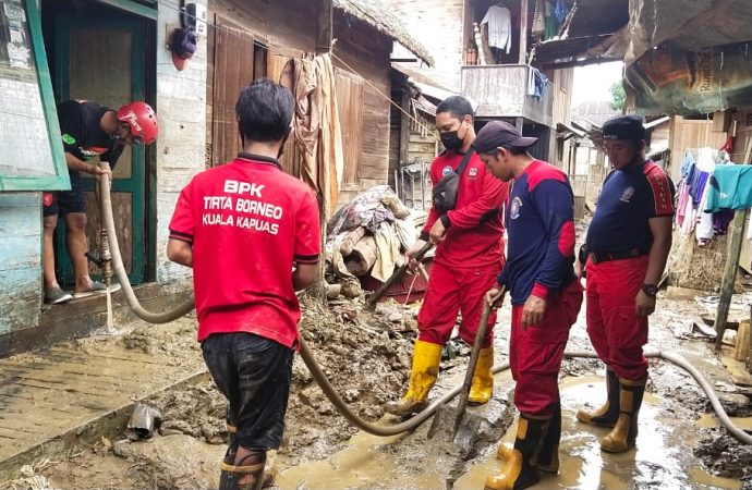 Wow…BPK Tirta Borneo Bantu Warga Waki Bersihkan Rumah Ibadah Dan Lingkungan Dari Sisa Banjir