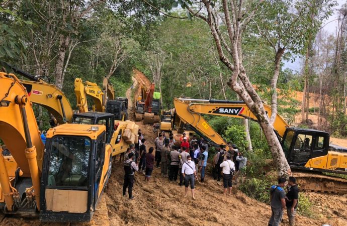 Daerah Sungai Batang Limun Belasan Unit Excavator Dikeluar kan Dari Lokasi Peti