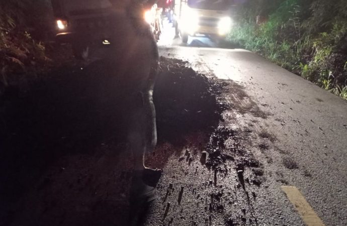 Diduga Akibat Kecepatan diluar ketentuan, Dump Truck Holling PT. MME Menumpahkan Batu Bara di Badan Jalan RT. 11 Desa Hajak