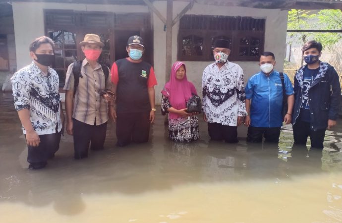 Berikan Bantuan, PGRI Mekar Baru Kunjungi Korban Banjir di Desa Kedung Gunung Kaler