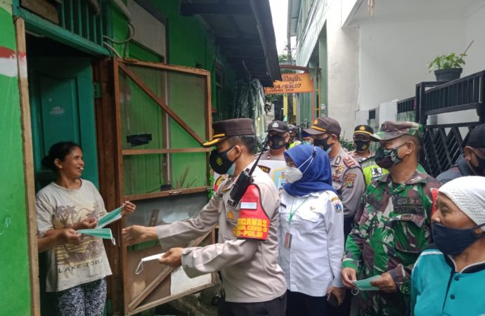 Tiga Pilar Kembangan bagikan 300 masker di 2 lokasi kampung tangguh Jaya Kembangan Jakarta Barat