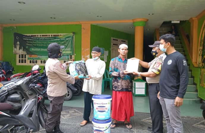 Polsek Tambora memberikan bantuan kepada 12 Dkm mesjid secara serentak dalam rangka program peremajaan 1000 mesjid Kapolda Metro Jaya