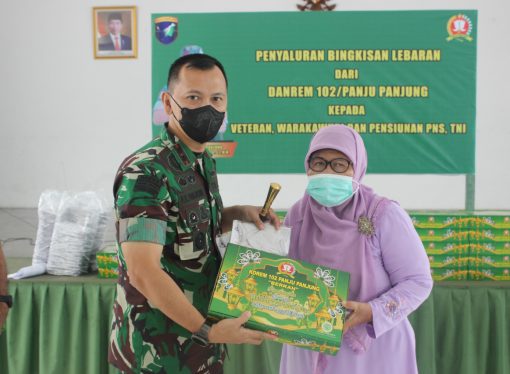 Dandim Salurkan Bingkisan Lebaran Danrem 102/Pjg Kepada Veteran, Warakawuri dan Pensiunan PNS TNI