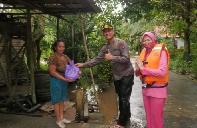 Bhayangkari Polres Barito Timur Bantu Beban Warga yang Berdampak Banjir
